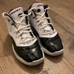 Kids Air Jordan B’loyal white court sneakers